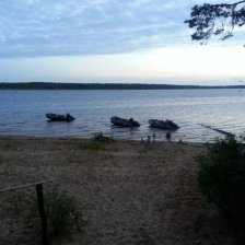 Лодки выстроились в сторону дома