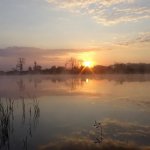 Ловля пробкой , рыбалка в заливе реки. Путешествие по реке.