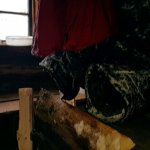 Рыбалка зимой. Рыбацкая избушка в лесу.